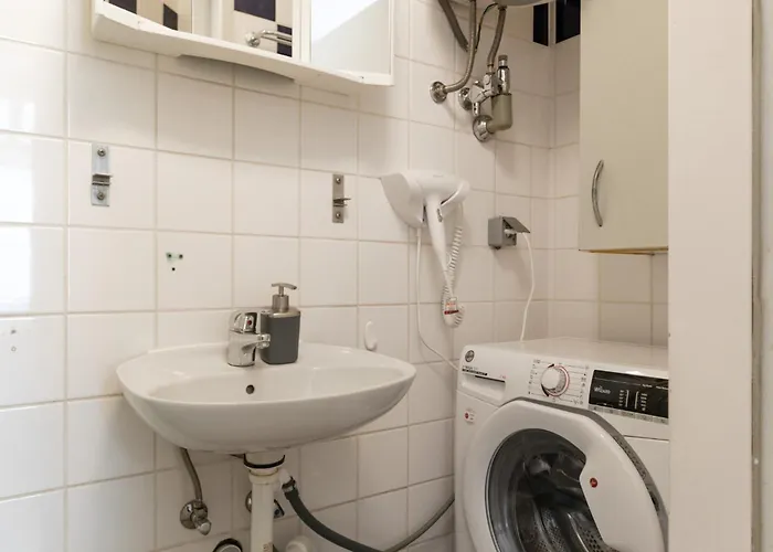 Comfortable 2br & Well Connected