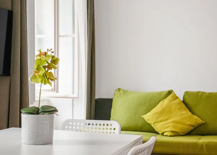 Comfortable 2br & Well Connected דירה *